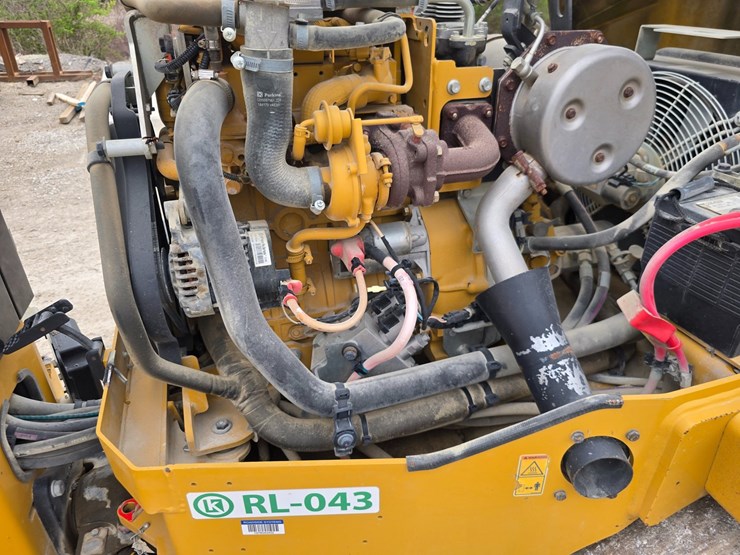 2018-caterpillar-cc24b-image-28