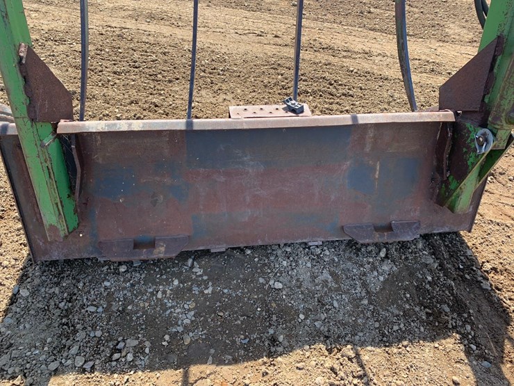 skid-steer-bucket-with-grapple-image-8