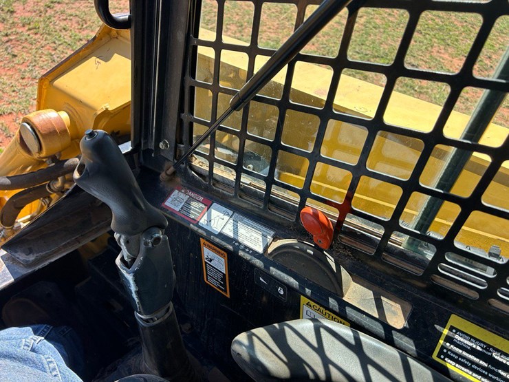 2008-deere-332-image-18