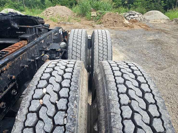 2012-peterbilt-384-image-98