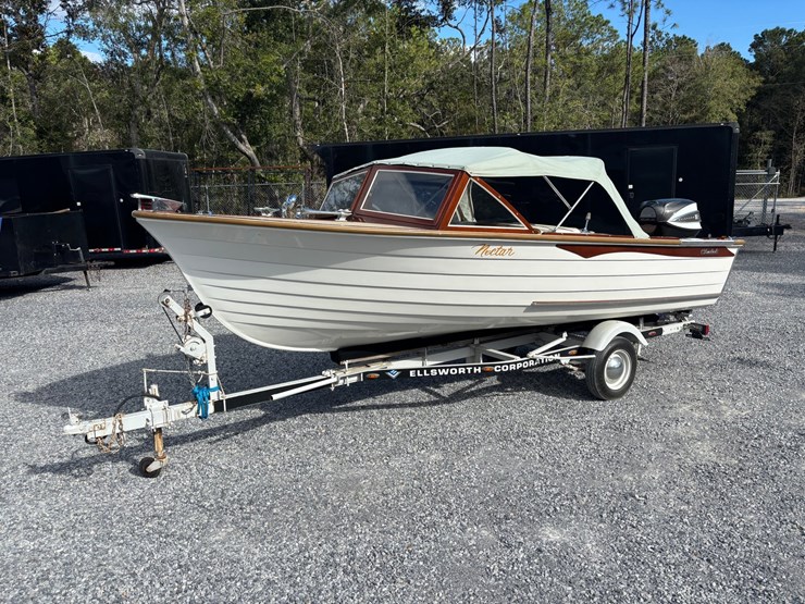 #9548-•-the-“nectar”-–-17’-vintage-wooden-boat,-true-collector’s-piece-image-3