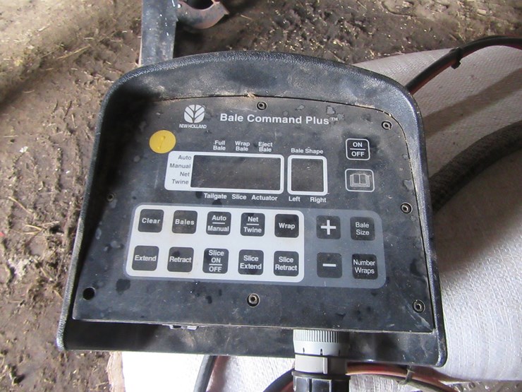 new-holland-br780-image-25