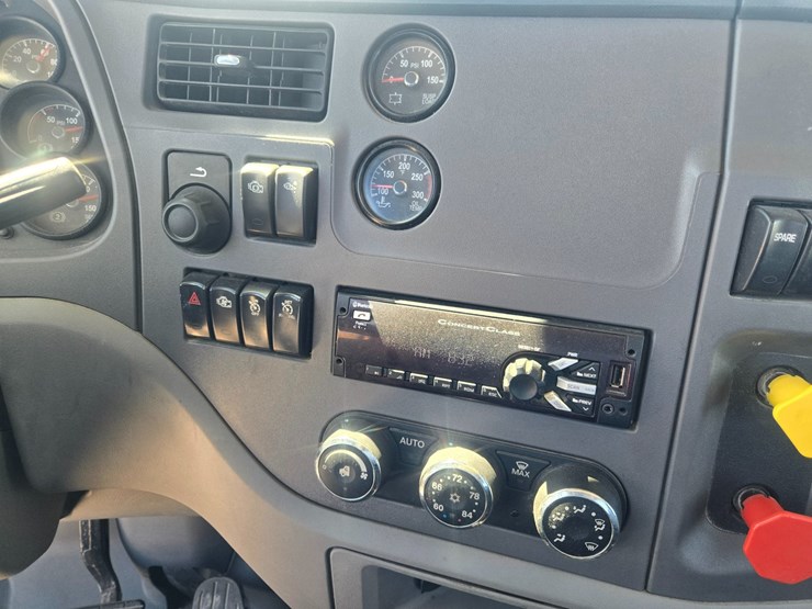 2016-peterbilt-579-image-56