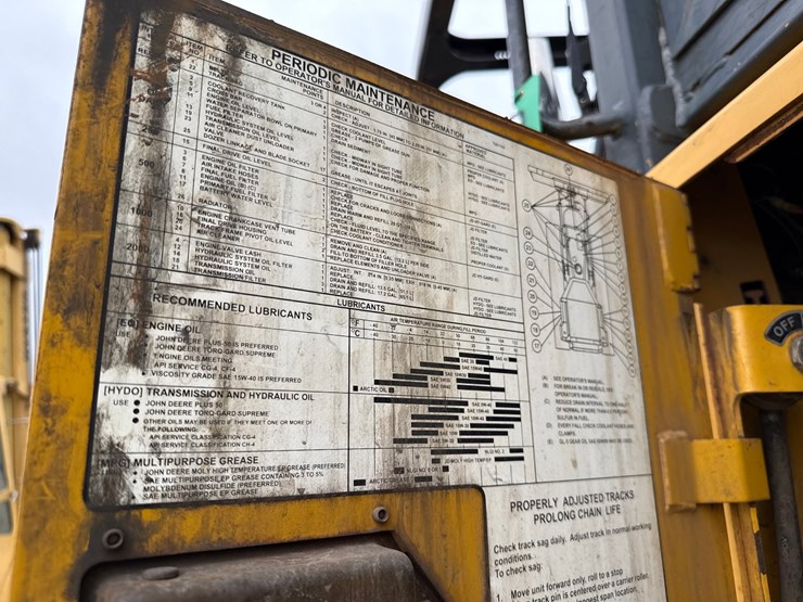 2005-deere-700j-xlt-image-18