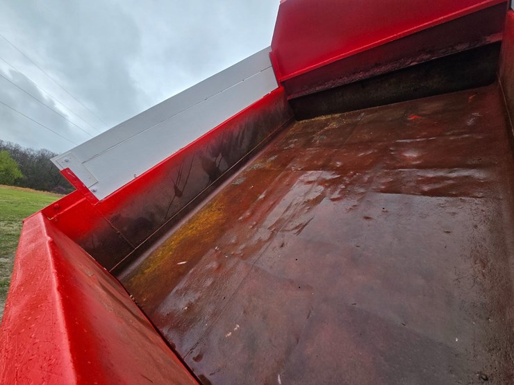 2012-freightliner-m2-106-image-60