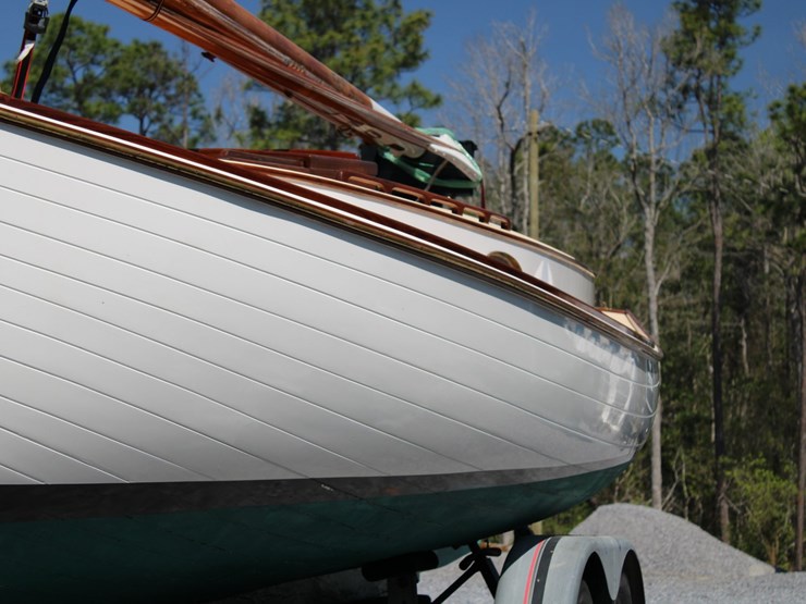 #9545-•-grimmalkin-–-18'-fenwick-williams-classic-wooden-catboat-w/-trailer-image-34