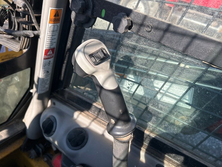 new-holland-l216-image-49