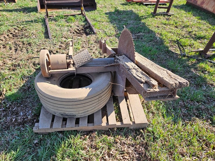 #558-•-international-belt-pully-buzz-saw-image-4