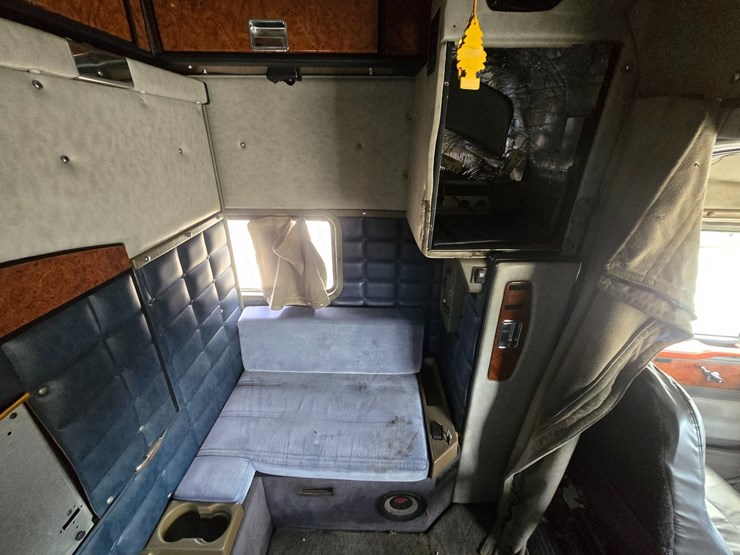 2000-peterbilt-379-image-70