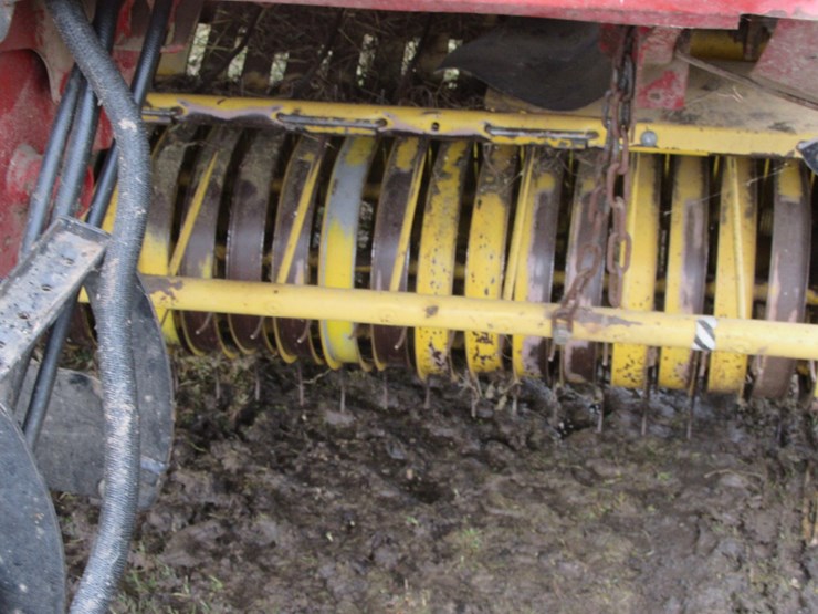 new-holland-br780-image-6