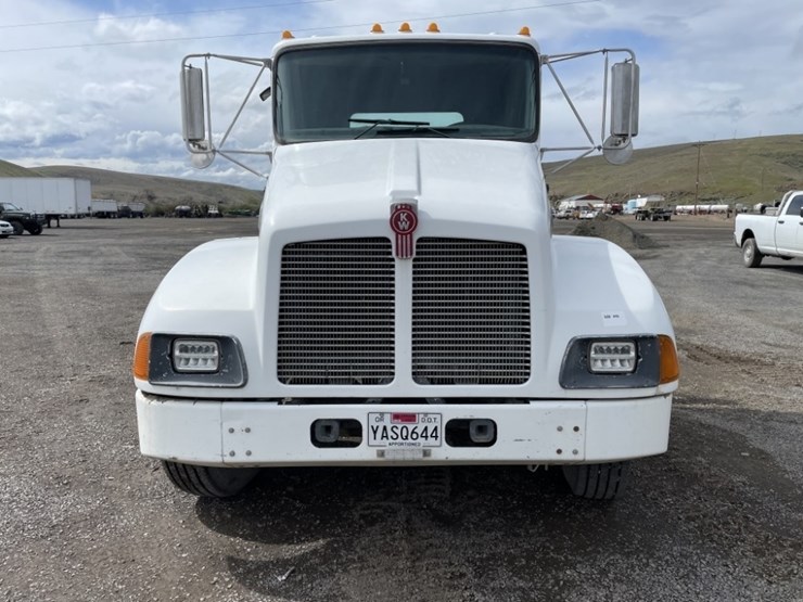 2004-kenworth-t300-image-8