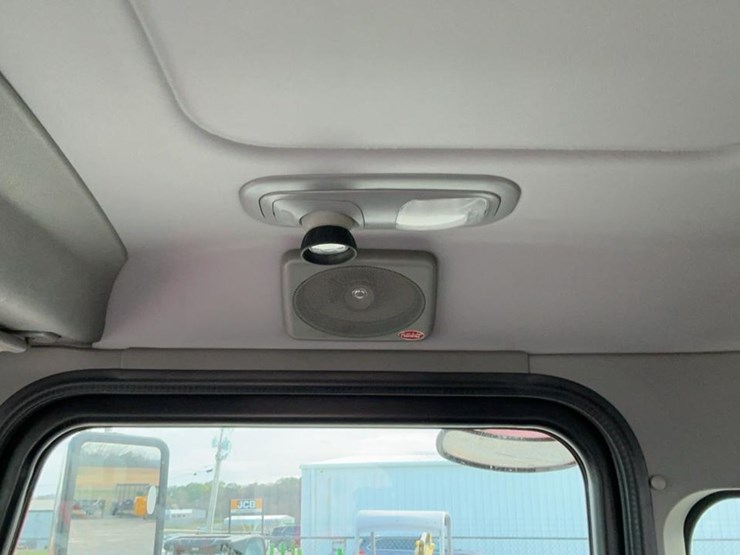 2021-peterbilt-337-image-31