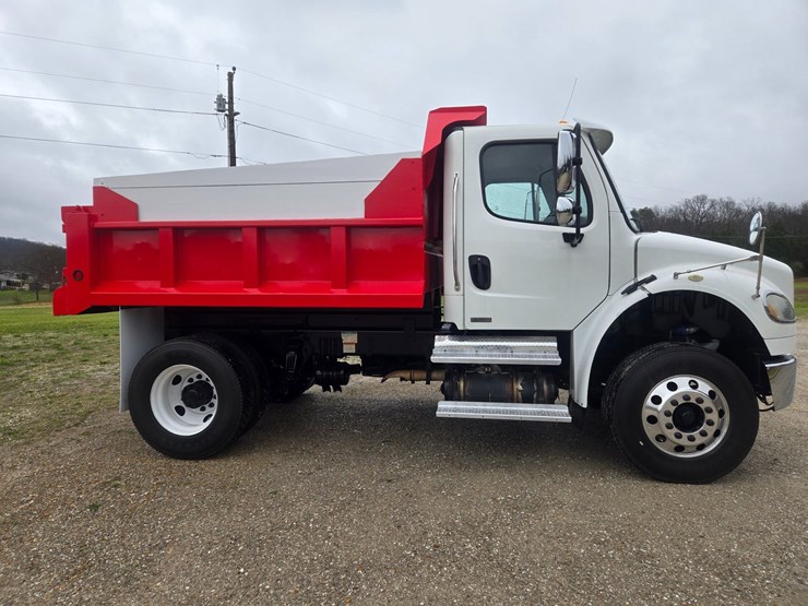 2012-freightliner-m2-106-image-19