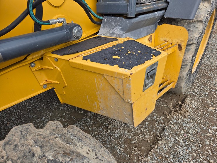 2019-deere-310-image-19