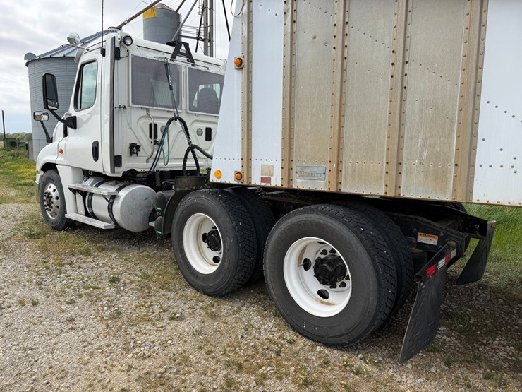 #45283-•-2016-freightliner-cascadia-daycab-truck-tractor-vin:-3akjgedv9gsgy4090-image-4