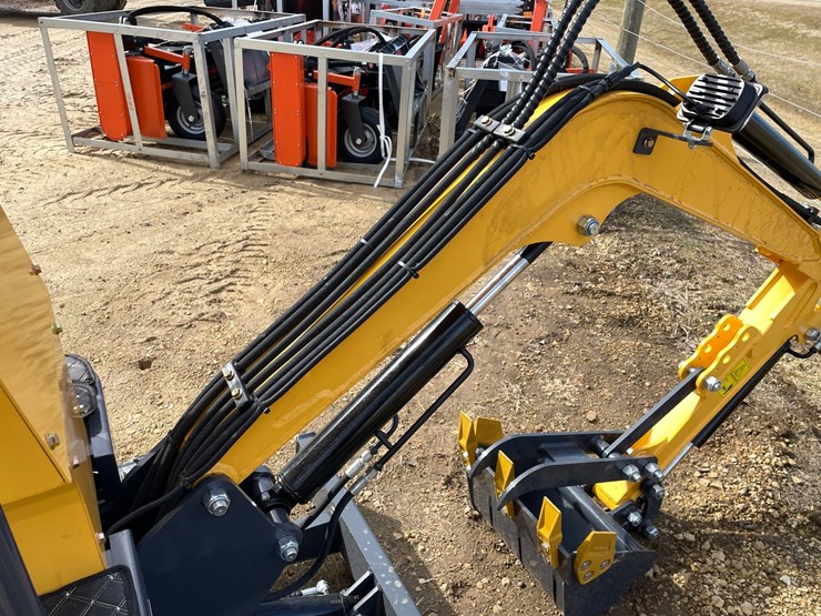 #900-•-landhonor-mini-excavator-image-15