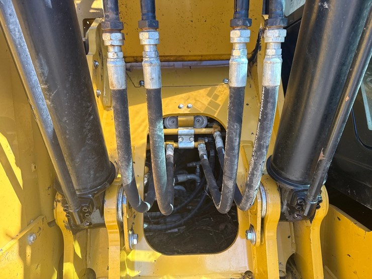 caterpillar-325-image-29