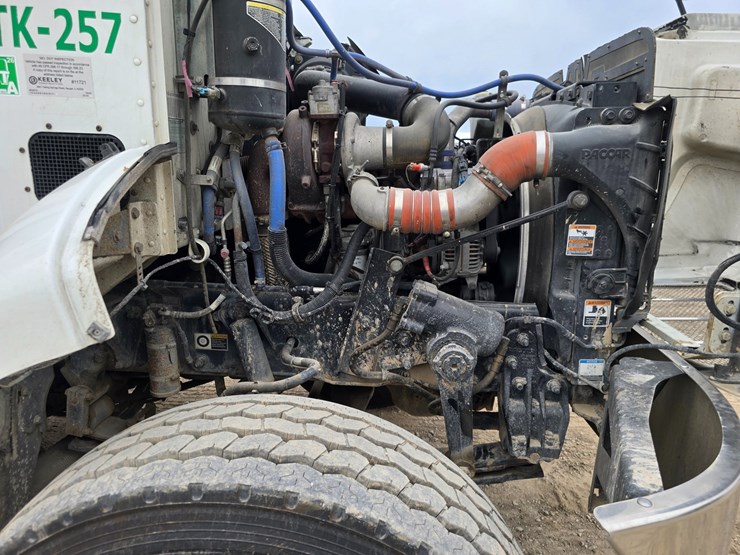 2017-peterbilt-348-image-37