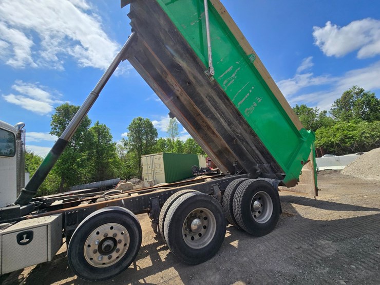 2017-peterbilt-348-image-50