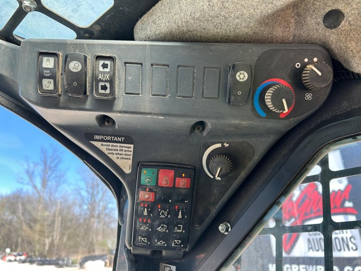 2019-deere-317g-image-21