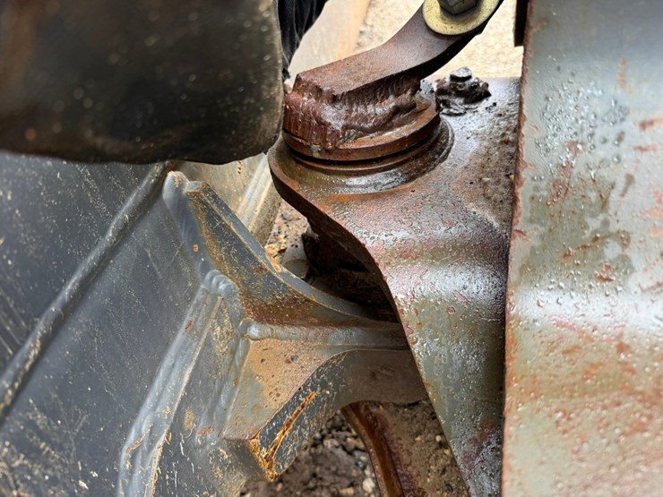 2016-case-1650m-image-22