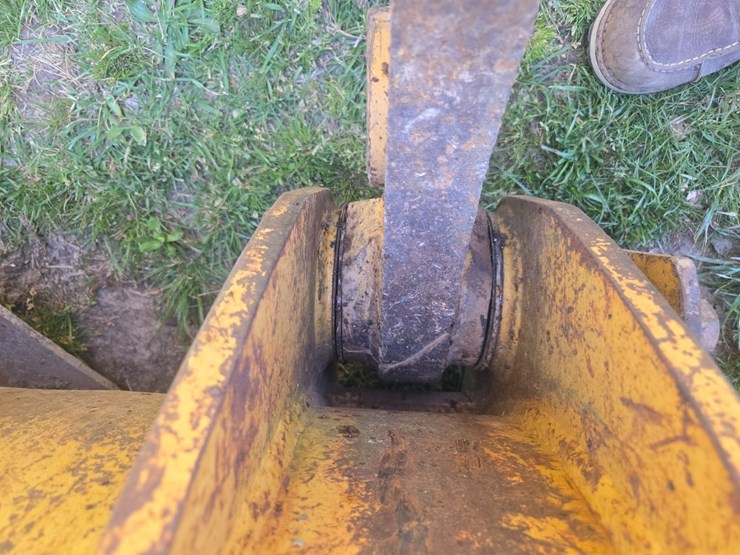 2014-caterpillar-953d-image-87