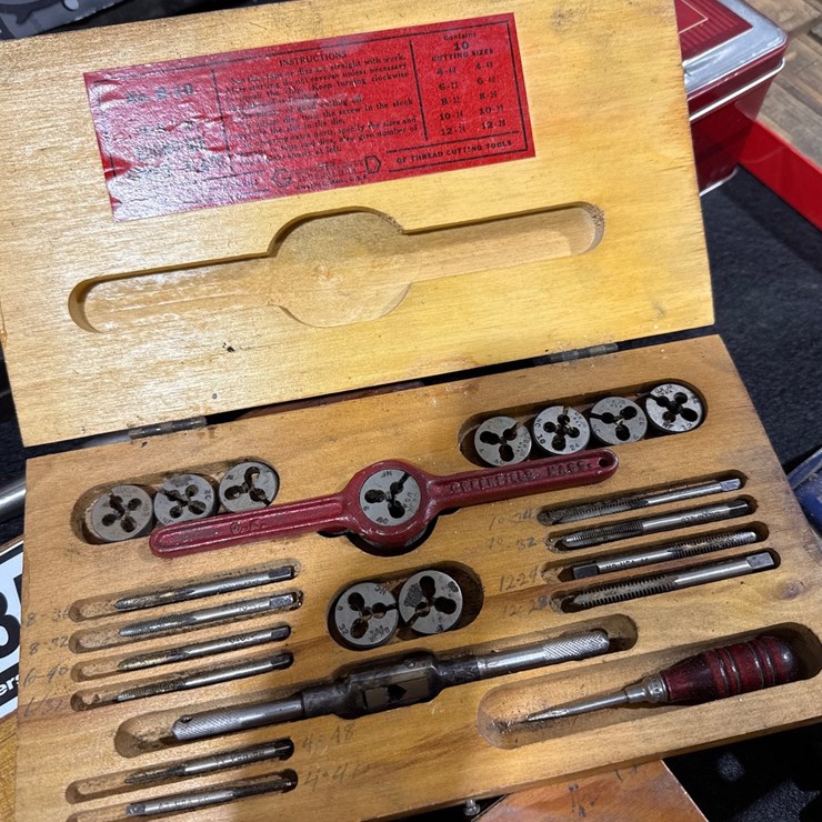 #737 • SET OF TAP AND DIES