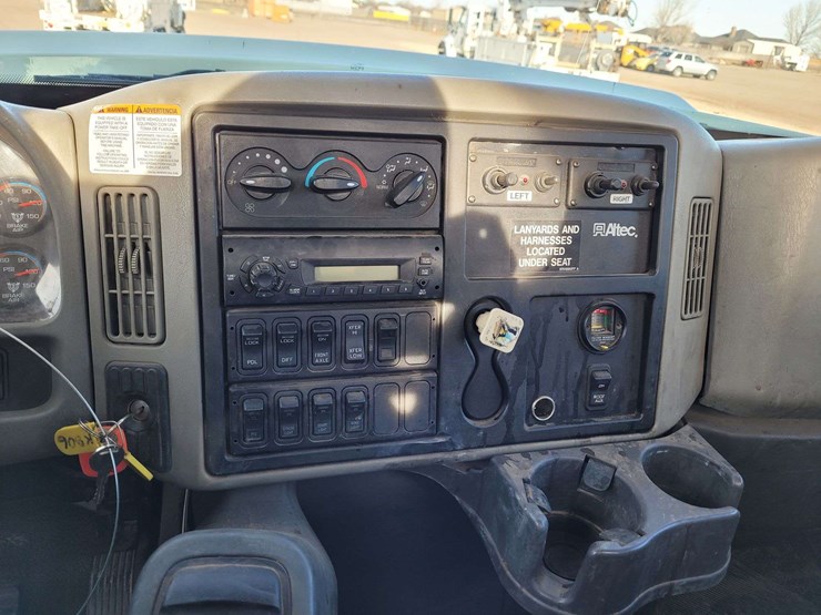 2013-international-harvester-sx525-bucket-truck-image-16