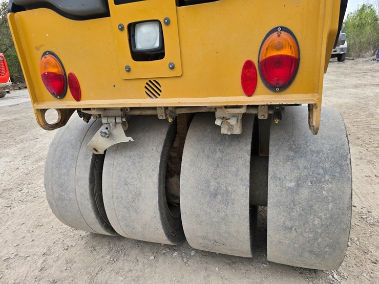 2018-caterpillar-cc24b-image-36