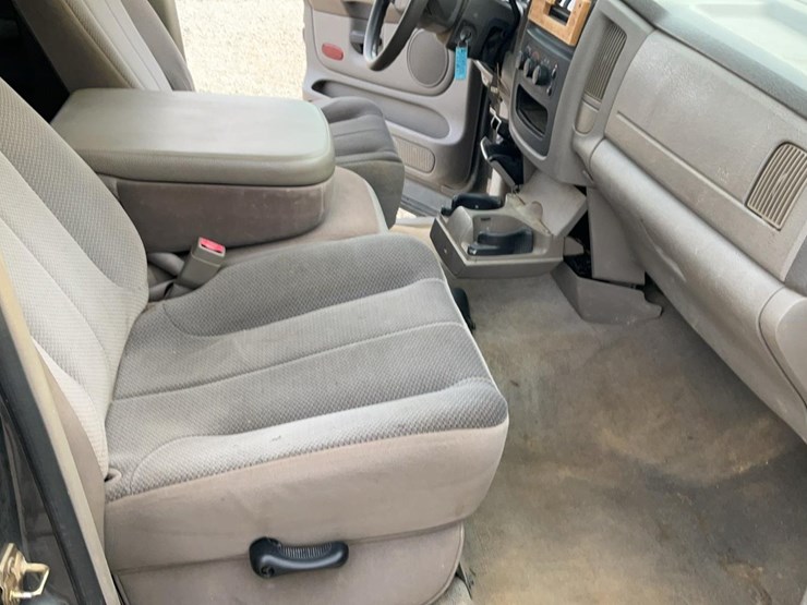 2004-dodge-2500-image-28