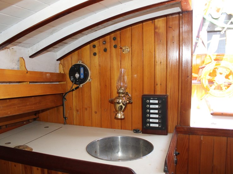 #9545-•-grimmalkin-–-18'-fenwick-williams-classic-wooden-catboat-w/-trailer-image-76