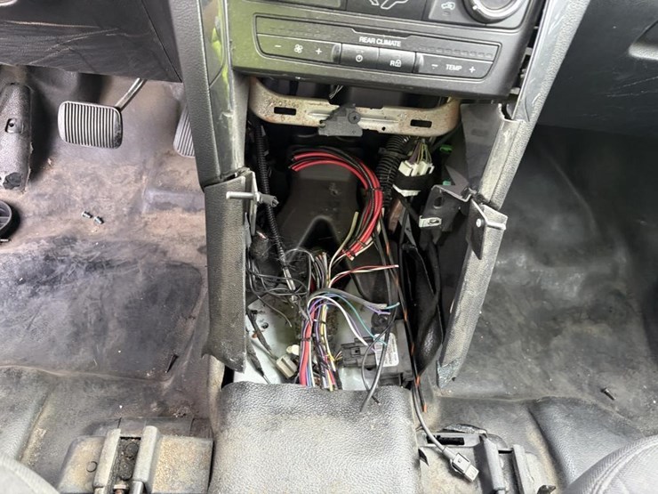 2017-ford-explorer-image-24