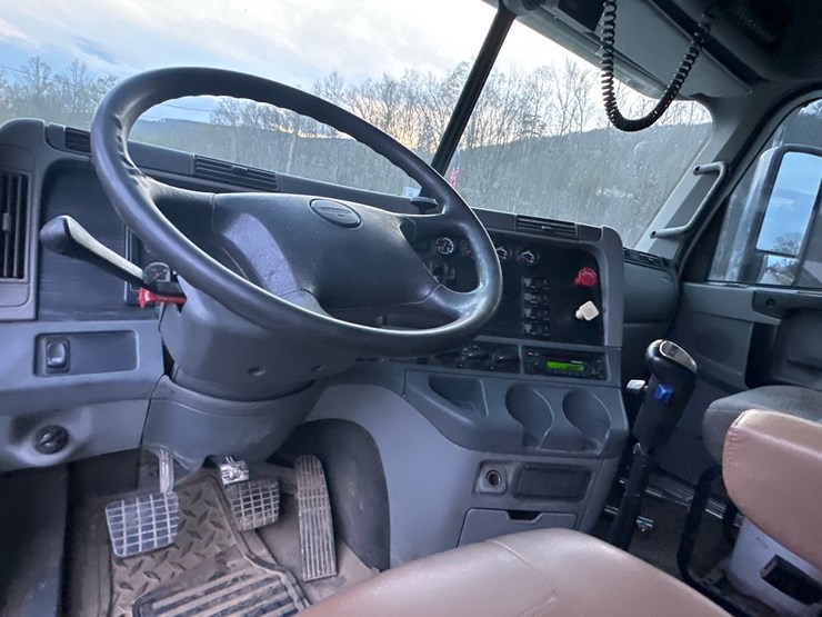 2014-freightliner-columbia-120-image-8