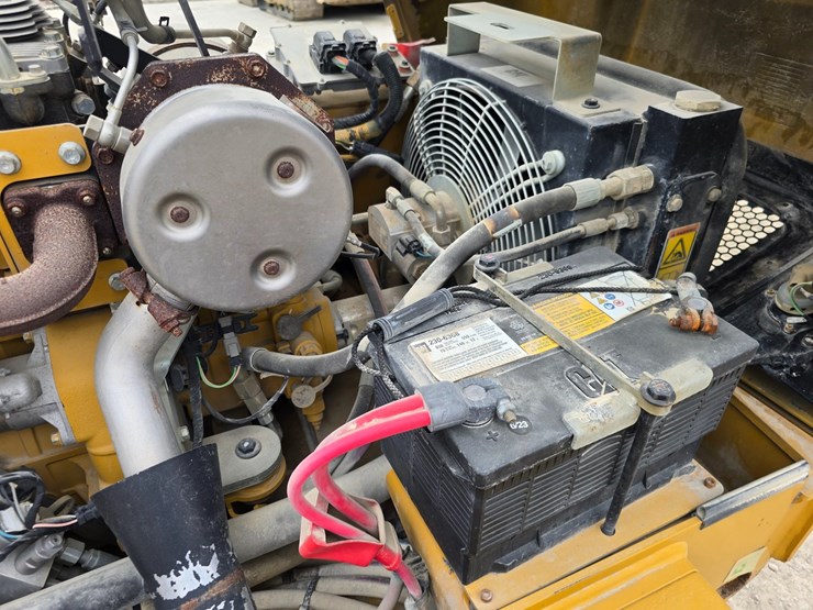 2018-caterpillar-cc24b-image-29