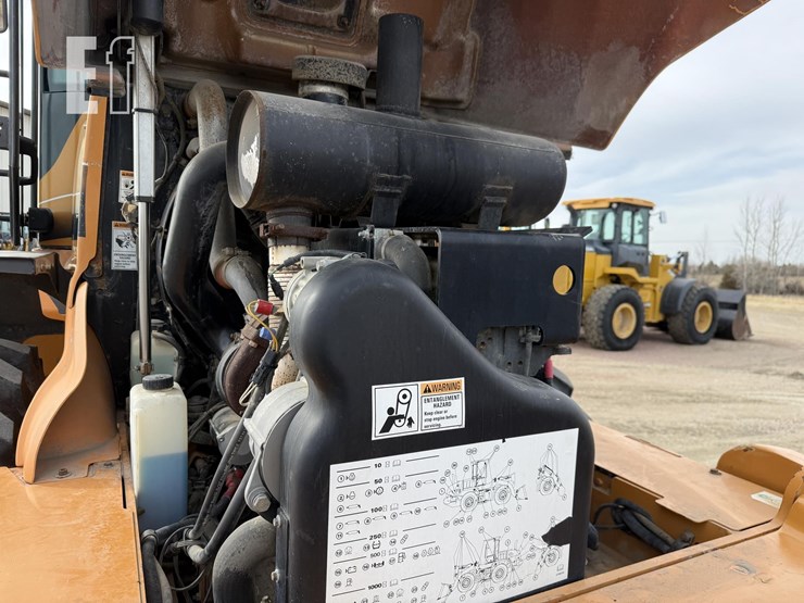 2010-case-721e-image-36