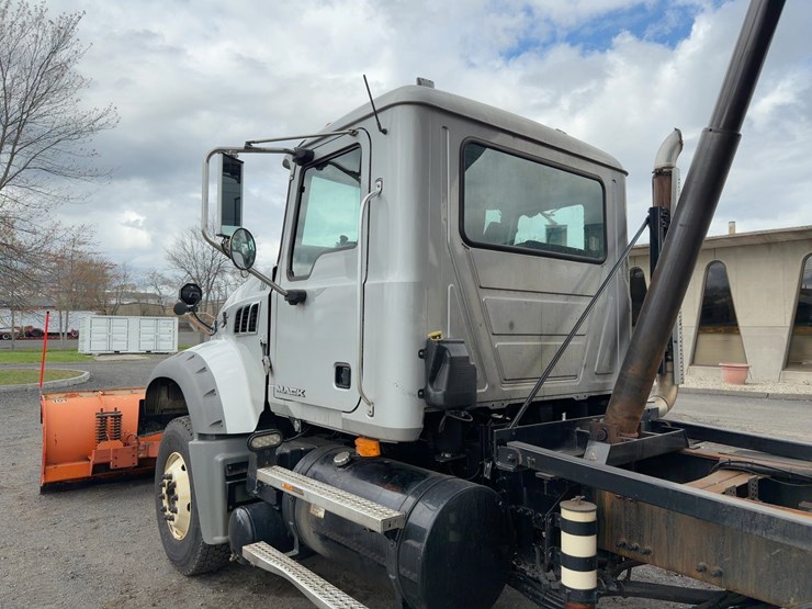 2010-mack-granite-gu713-image-19