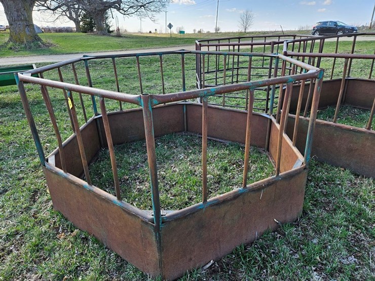 #544-•-round-bale-feeder-image-1