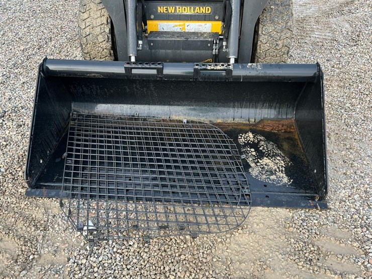 2017-new-holland-l218-image-9