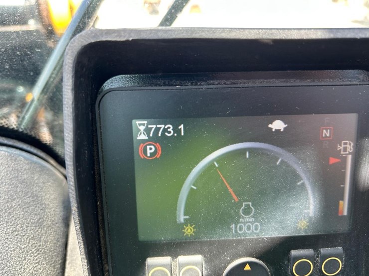 2022-gehl-al750-image-15