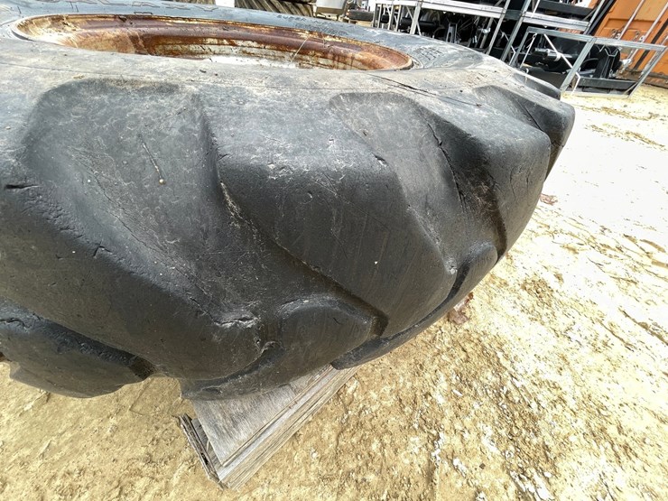 #7542-•-galaxy-brand-telehandler-tire-on-rim-image-14