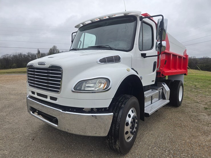 2012-freightliner-m2-106-image-1