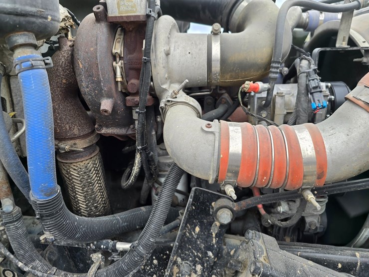 2017-peterbilt-348-image-40