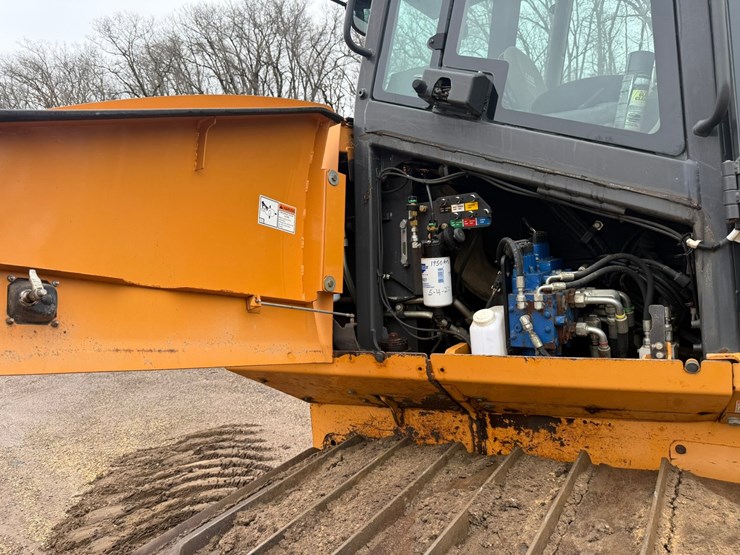 2016-case-1650m-image-52