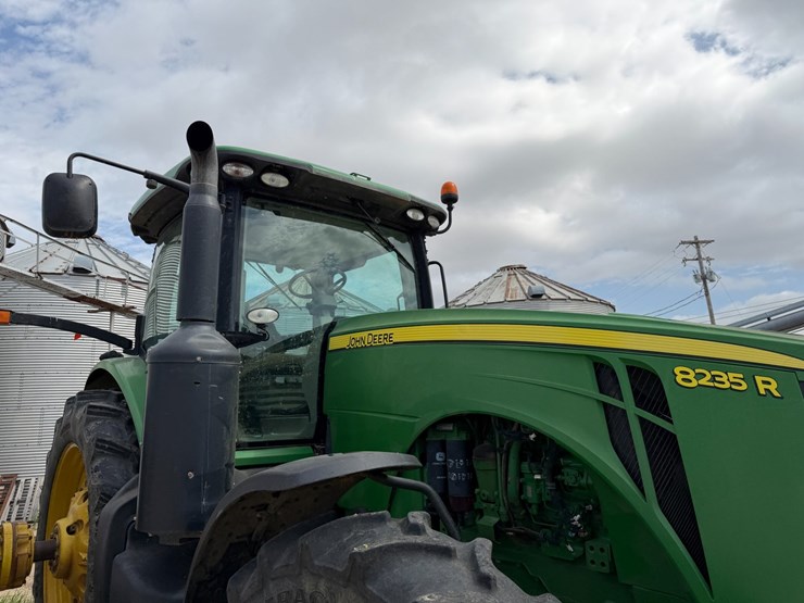 2012-john-deere-8235r-image-37