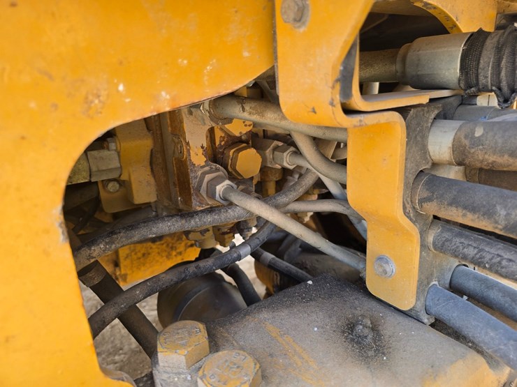 2005-caterpillar-420d-image-41