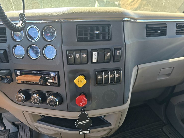 2019-peterbilt-567-image-60