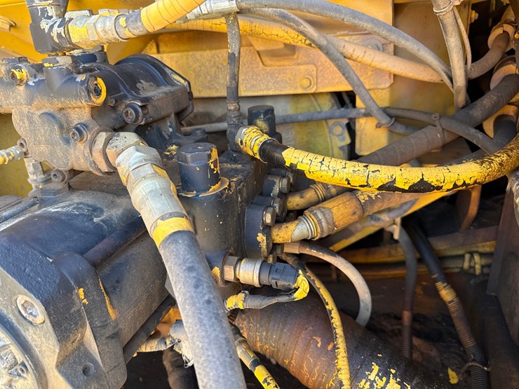 new-holland-eh160-image-39