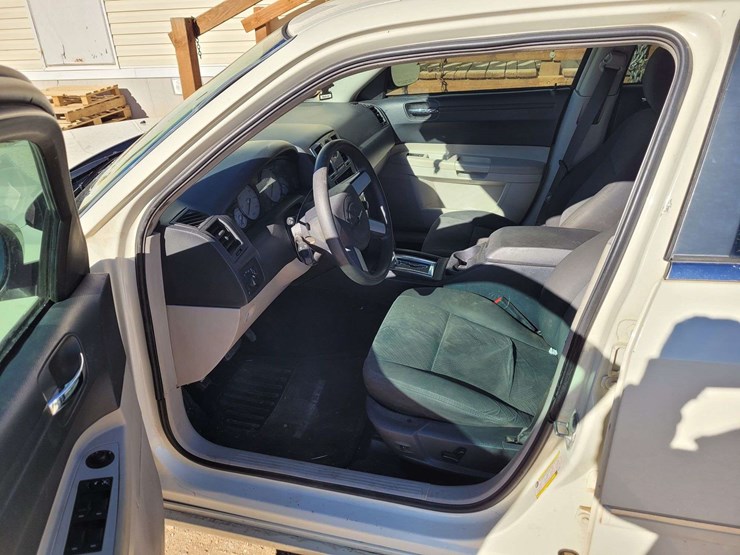 2007-chrysler-300-sedan-4d-image-9