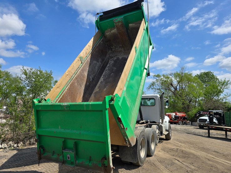 2017-peterbilt-348-image-56