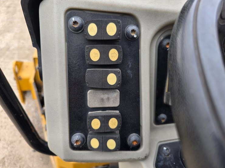 2018-caterpillar-cc24b-image-40